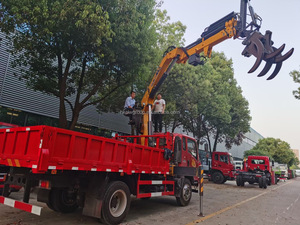 Grue télescopique montée sur camion 8x4 de 5 tonnes avec pince pour le transport d'équipements lourds et la construction routière - Product Image 6