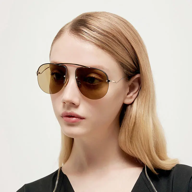 Nieuwe Designer Stijl Womens Zonnebril Unieke Designer Mode Gebogen Pad Tinten Brillen Casual Metalen Zonnebril