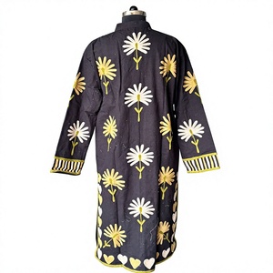 Manteau long noir tissé brodé de fleurs avec motifs de cœurs et de marguerites, style ethnique décontracté - Product Image 6