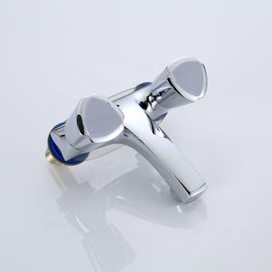 Robinet de lavabo moderne à deux poignées et deux trous Robinet <span class=keywords><strong>d</strong></span>'<span class=keywords><strong>eau</strong></span> en laiton avec noyau de valve en céramique <span class=keywords><strong>Installation</strong></span> à <span class=keywords><strong>prix</strong></span> <span class=keywords><strong>d</strong></span>'usine pour salles de bains - Product Image 3