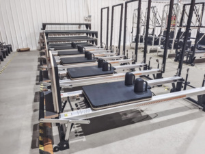 Torre Reformer de Pilates V2M Plus con Medio Trapecio de Retracción Automática de Cuerda en Aleación de Aluminio - Product Image 2