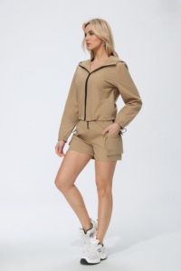 Completo da donna 2 pezzi con felpa con cappuccio e pantaloncini tinta unita, con zip a un quarto e coulisse, in poliestere traspirante, per yoga - Product Image 5