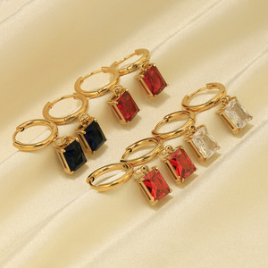 Boucles d'oreilles créoles rectangulaires en acier inoxydable plaqué or avec zircone cubique pour femme - Product Image 4