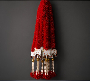 Décoration murale bohème en tissu rouge avec pompons et perles pour salon intérieur - Product Image 1