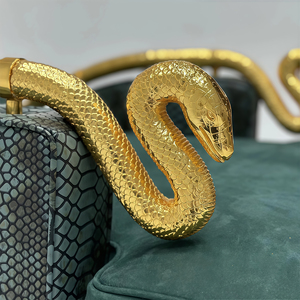 Chaise de canapé en <span class=keywords><strong>tissu</strong></span> à bouton-poussoir classique fait à la main avec accoudoir en métal pour salon et chambre à coucher pour appartement hôtel - Product Image 4