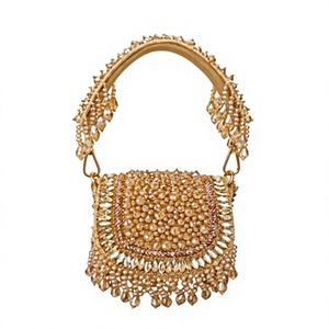 Sac de soirée élégant orné de perles avec rabat, décoré de pompons dorés faits à la main, accessoire de fête - Product Image 1