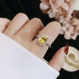 Anello Giallo a Forma Quadrata con Design a Quattro Punte, Elegante Anello da Dito per Donne - Product Image 2