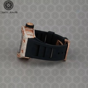 Montre en Moissanite Diamantée de Luxe en Promotion avec Matériaux Premium pour Tenues Professionnelles et Décontractées Disponible à la Vente - Product Image 2