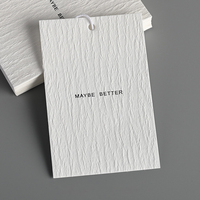 Étiquettes de vêtements en papier écologiques haut de gamme personnalisées, gaufrage, impression UV - Conception de logo professionnelle pour les vêtements de luxe pour femmes et hommes