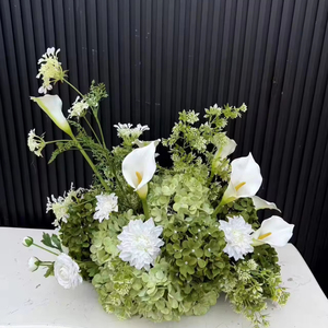 Ortensie verdi abbinate a calla e lisce artificiali bianche: la decorazione perfetta per un matrimonio. - Product Image 1