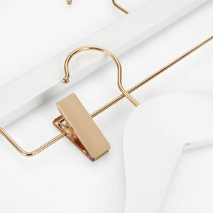 Cintres <span class=keywords><strong>en</strong></span> <span class=keywords><strong>bois</strong></span> blanc <span class=keywords><strong>de</strong></span> luxe pour costumes, manteaux, pantalons, présentoir pour boutiques et grands magasins - Product Image 5