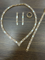 Westlicher Stil Erschwinglicher Luxus Sechseckiges Weißes Perlmutt Zirkon 18k Gold Schmuckset für Frauen Vierteiliges Set mit Halskette und Ohrringen