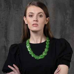 Collier en résine contemporain avec un design artistique abstrait, pendentif léger, bijoux pour les amateurs de mode tendance à la recherche de style audacieux - Product Image 6