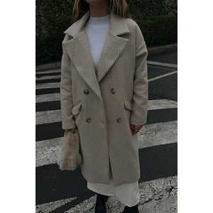 Abrigo de mujer con doble botonadura y cuello alto estampado en crema, talla XS, transpirable para la temporada de otoño - Product Image 4