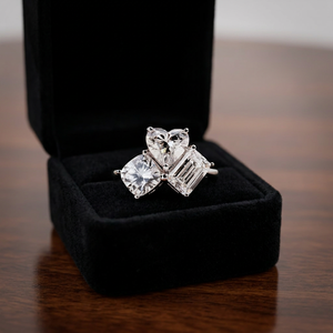 Anillo de Compromiso de Oro de 18k con Tres Piedras de Diamante Cultivado en Laboratorio con Corte Esmeralda y Claridad VVS2, Certificado IGI - Product Image 4