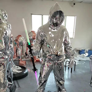 Estatua de Figura con Capucha de Fibra de Vidrio de Tamaño Real, Cromada Plateada, Adorno para Exhibición en Tiendas, Escultura de Moda de Arte Callejero - Product Image 3