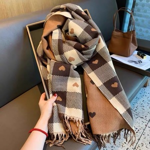 Écharpe en fausse fourrure de cachemire double face à motif cœur, nouvelle collection hiver 2026, vente en gros, personnalisation prise en charge - Product Image 2