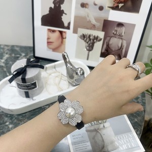 <span class=keywords><strong>Montre</strong></span> pour <span class=keywords><strong>femme</strong></span> Scottie de haute qualité, nouveau design, boutique spécialisée, <span class=keywords><strong>tendance</strong></span> de la mode, <span class=keywords><strong>montre</strong></span> à quartz, couverture à rabat fleurie, <span class=keywords><strong>montre</strong></span> de personnalité - Product Image 3