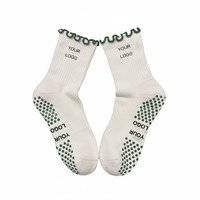 Chaussettes Pilates avec logo personnalisé avec poignées antidérapantes, chaussettes de yoga blanches avec bord festonné vert, vente en gros OEM/ODM