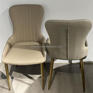 Silla de Comedor de Respaldo Alto Ajustable, Moderna y de Lujo, Tapizada en Cuero Ecológico con Detalles Acolchados y Patas Metálicas Doradas Personalizadas - Product Image 4