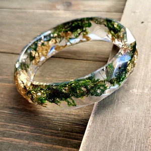 Exclusivo Brazalete de Resina Hecho a Mano con Musgo Preservado y Hoja de Oro, Tema Rústico Natural, Joyería Ecológica para Boda - Product Image 1