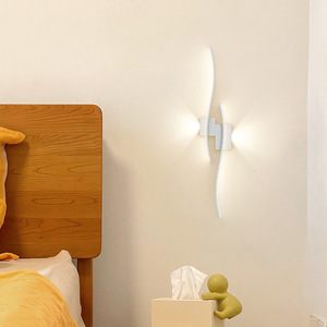 Lámpara de Pared LED Moderna de Lujo con Construcción de Aleación de Aluminio, Diseño Minimalista Regulable para Dormitorio y Sala de Estar - Product Image 3