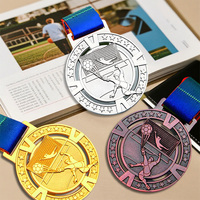 Médailles de sport à ruban personnalisé de grande taille avec strass de forme spéciale évidée récompenses en alliage gaufré 3D Plaques en métal cadeau de sport
