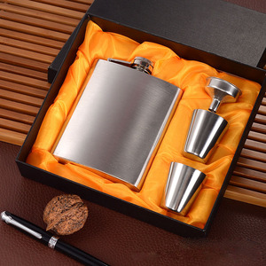 Flacon en cuir gravé pour hommes, cadeaux de mariage, flacon en cuir personnalisé pour garçons d'honneur, cadeaux pour le témoin, flacon en cuir de 7 oz ou 8 oz pour garçons d'honneur - Product Image 3