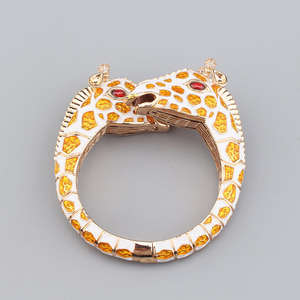 Bracelet <span class=keywords><strong>Girafe</strong></span> Plaqué Or pour Femme, Bijou de Luxe Tendance, Cadeau Idéal pour Elle, Jonc Ouvert Ajustable, Idéal au Quotidien et pour les Fêtes - Product Image 3