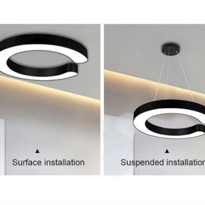 Lámpara Colgante Moderna Negra con Pantalla Acrílica en Forma de C - Product Image 4