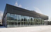 Bâtiments métalliques préfabriqués à structure en acier à portée libre avec revêtement isolant de 50 mm à 150 mm pour concessionnaires automobiles