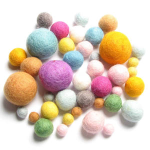 Pon pon in pura lana di colore assortito sfuso 2cm <span class=keywords><strong>5cm</strong></span> 6cm 7cm decorazione artigianale per la casa riutilizzabile palla in feltro di lana 100%