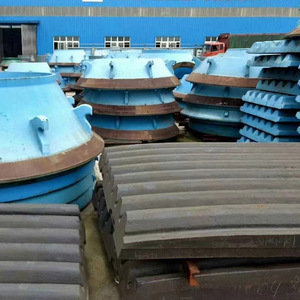 Piastra di rivestimento per mascelle oscillanti e fisse del frantoio a mascelle C12 in acciaio ad alto tenore di manganese J4710000 J4700000 - Product Image 1