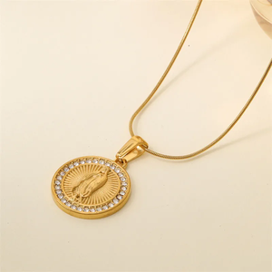 Collar de Acero Inoxidable Chapado en Oro de 18K con Colgante de la Virgen María con Incrustaciones de Diamantes en Relieve y Cadena de Espina de Serpiente para Uso Diario de Mujeres - Product Image 3