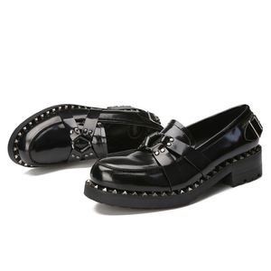 Chaussures en cuir verni rivetées pour hommes, mocassins tendance, style britannique, chaussures décontractées, design unique, chaussures de haute qualité - Product Image 2