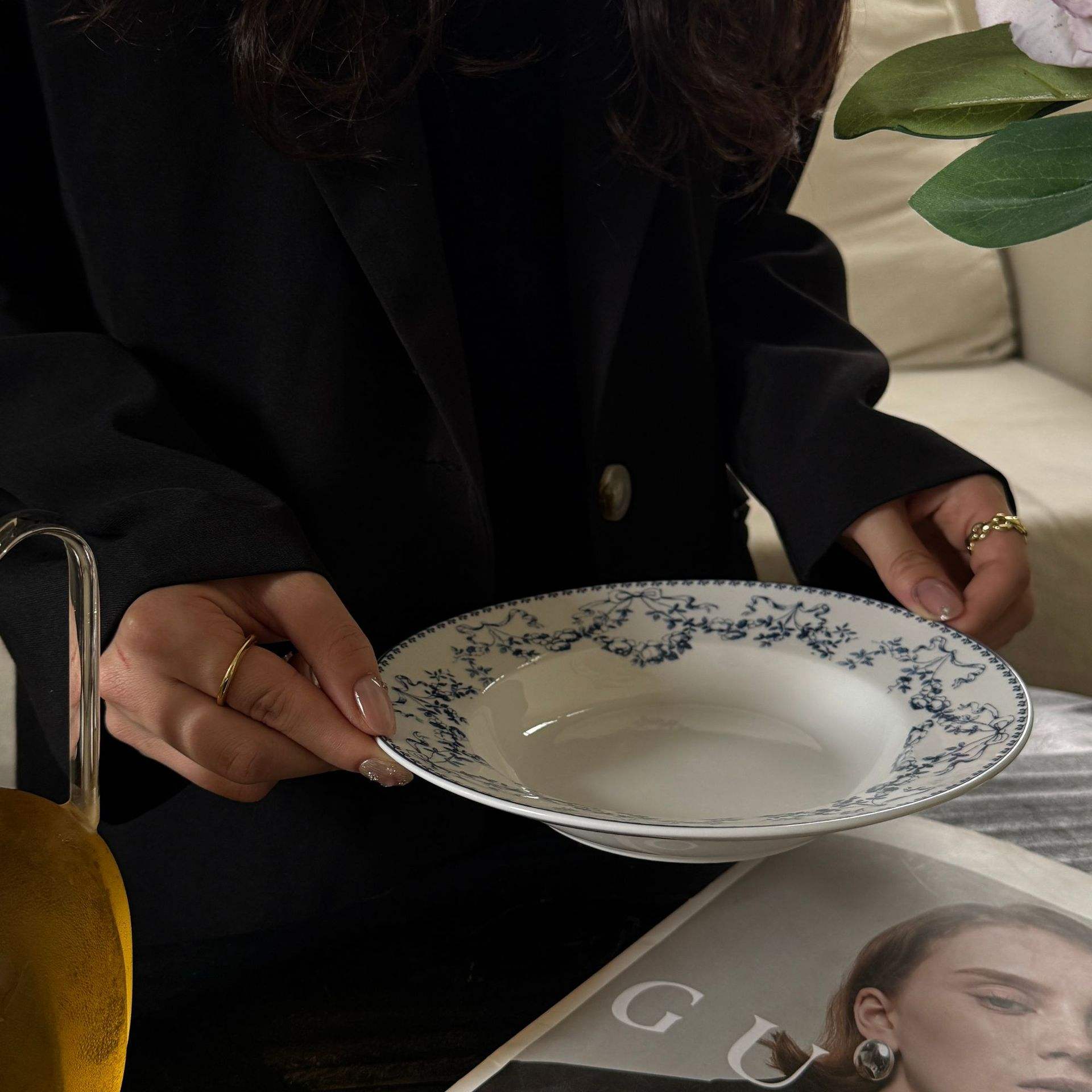 The blue flower soup plate measures 20.5*3.5CM