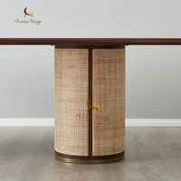 Table à manger de style bohème, plateau en bois massif et pieds cylindriques en rotin tressé avec garniture en laiton, mobilier contemporain