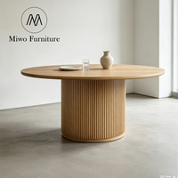 Moderner Luxuriöser Runder Massivholz-Esstisch für 6 Personen mit Gerilltem Design, Montiertes Restaurant-Möbelset für Landhaus-Küche