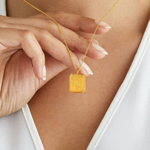 Collier Fleur de Naissance pour Fille, Plaqué Or 18K et Gravé, Pendentif Fleur Personnalisé, Simple - Product Image 4