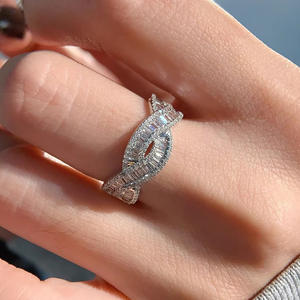 T0844 Anello di Lusso da Donna in Oro Bianco con Diamanti Taglio Baguette Colore D Naturale Gioielli da Matrimonio - Product Image 3