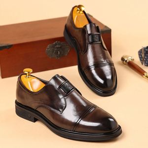 รองเท้าธุรกิจผู้ชาย หนังแท้ น้ำหนักเบา กันน้ำ หัวแหลม รองเท้าทางการสำหรับใส่ทำงาน หนังวัว พื้นยาง - Product Image 4