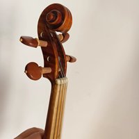 Violon 4/4 de style baroque, table en épicéa, fond en érable flammé, son doux, vernis spiritueux, cordes en nylon, excellente finition, vente en gros