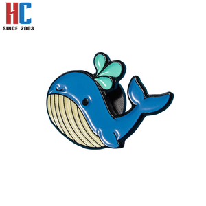 Épinglette en métal plaqué or moderne, motif baleine émaillée, créatures marines et aquatiques, cadeau artisanal, fabrication sur mesure depuis 20 ans - Product Image 3