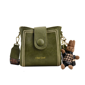 <span class=keywords><strong>Sac</strong></span> à bandoulière rétro en similicuir <span class=keywords><strong>marron</strong></span> pour femme avec breloque lapin, <span class=keywords><strong>sac</strong></span> à main décontracté et polyvalent - Product Image 2