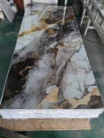 Panneau mural en PVC marbré léger, résistant à l'humidité et brillant pour la décoration des murs de cuisine et de salle de bain d'appartement