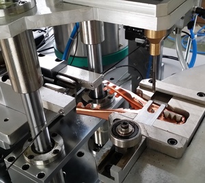 Machine d'assemblage de pinces de charge électrique semi-automatique personnalisée, contrôlée par PLC, haute précision, pour la fabrication de clips de charge, garantie 1 an - Product Image 2