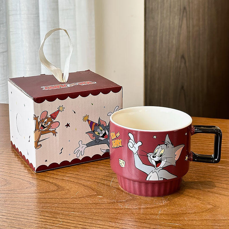 แมวถ้วยแดง