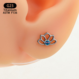 Boucles d'oreilles demi-lotus en titane 8 mm F136 avec zircons, bijoux de piercing pour cartilage - Product Image 4