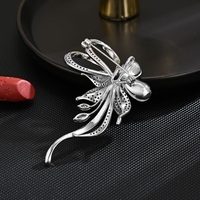 Broche Fleur en Cristal Bleu XILIANGFEIZI Tendance pour le Quotidien, Accessoire Vestimentaire en Perle Naturelle pour Femme