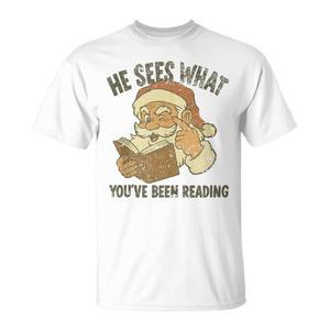 Él ve lo que has estado leyendo, camiseta navideña con diseño de lectura literaria - Product Image 1